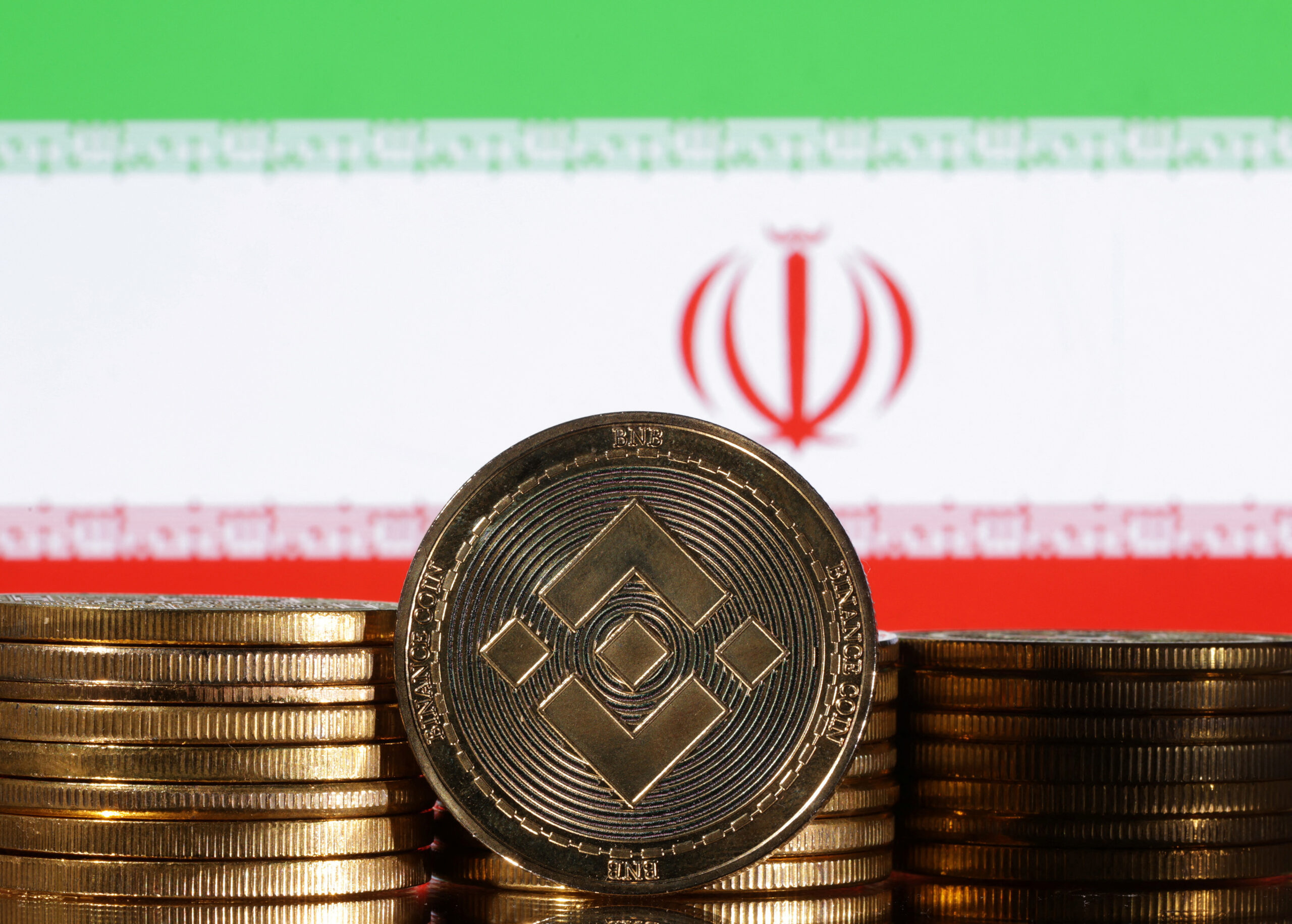Bản đồ Iran với logo Binance và các mũi tên, minh họa cáo buộc về giao dịch tiền mã hóa giữa Binance và các thực thể Iran.