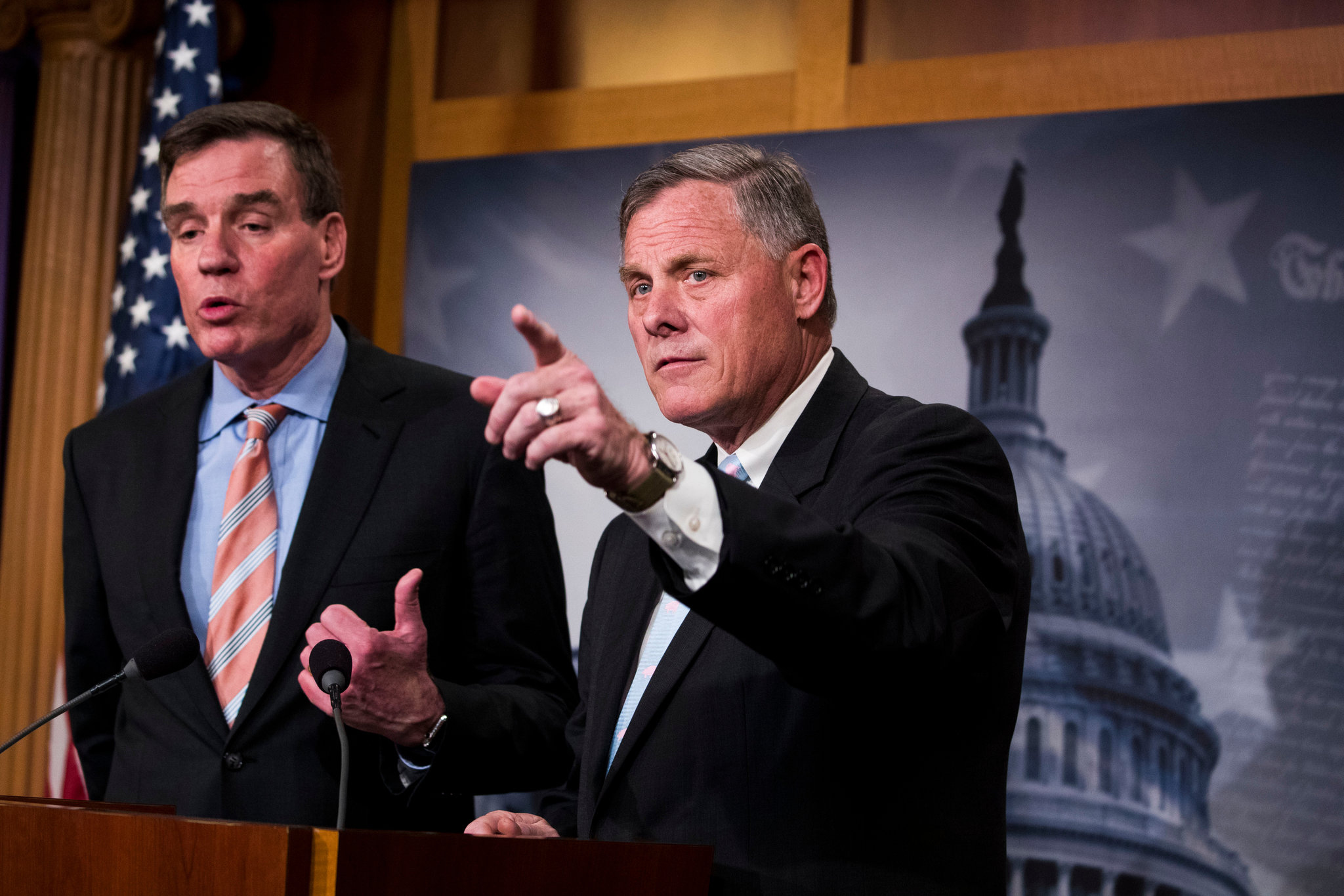 Các Thượng nghị sĩ Hoa Kỳ trong một phiên điều trần, biểu trưng cho cuộc điều tra rộng lớn của Thượng viện về các vấn đề liên quan đến Binance.