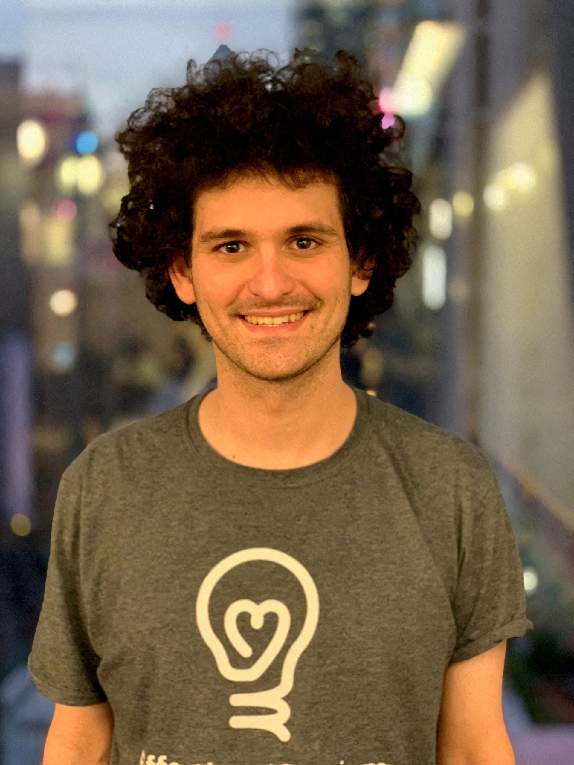 Chân dung Sam Bankman-Fried, người sáng lập FTX và cựu CEO, hiện đang thụ án tù, cung cấp bối cảnh lịch sử về sự sụp đổ của sàn.