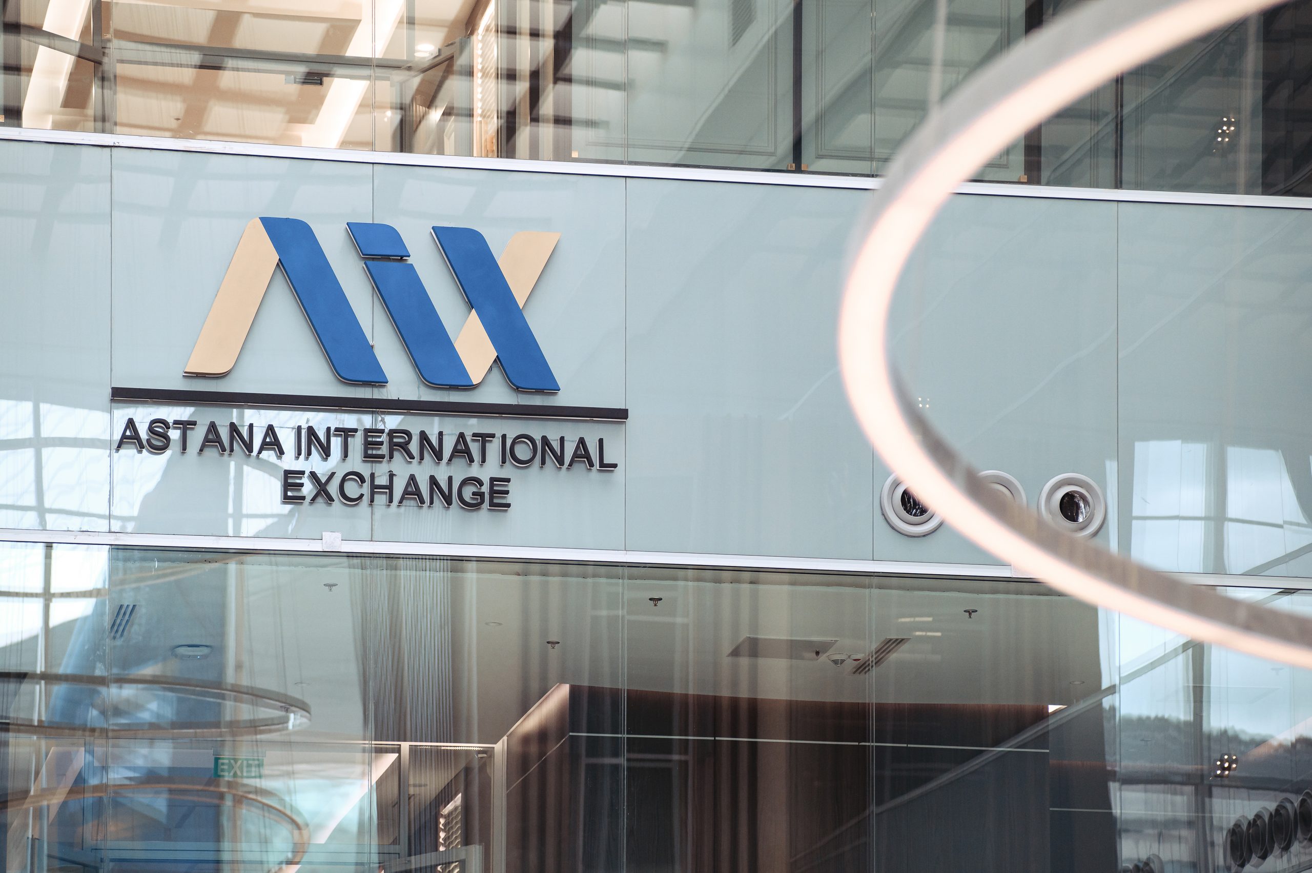 Tòa nhà Trung tâm Tài chính Quốc tế Astana (AIFC), đại diện cho khung pháp lý tiên tiến của Kazakhstan.