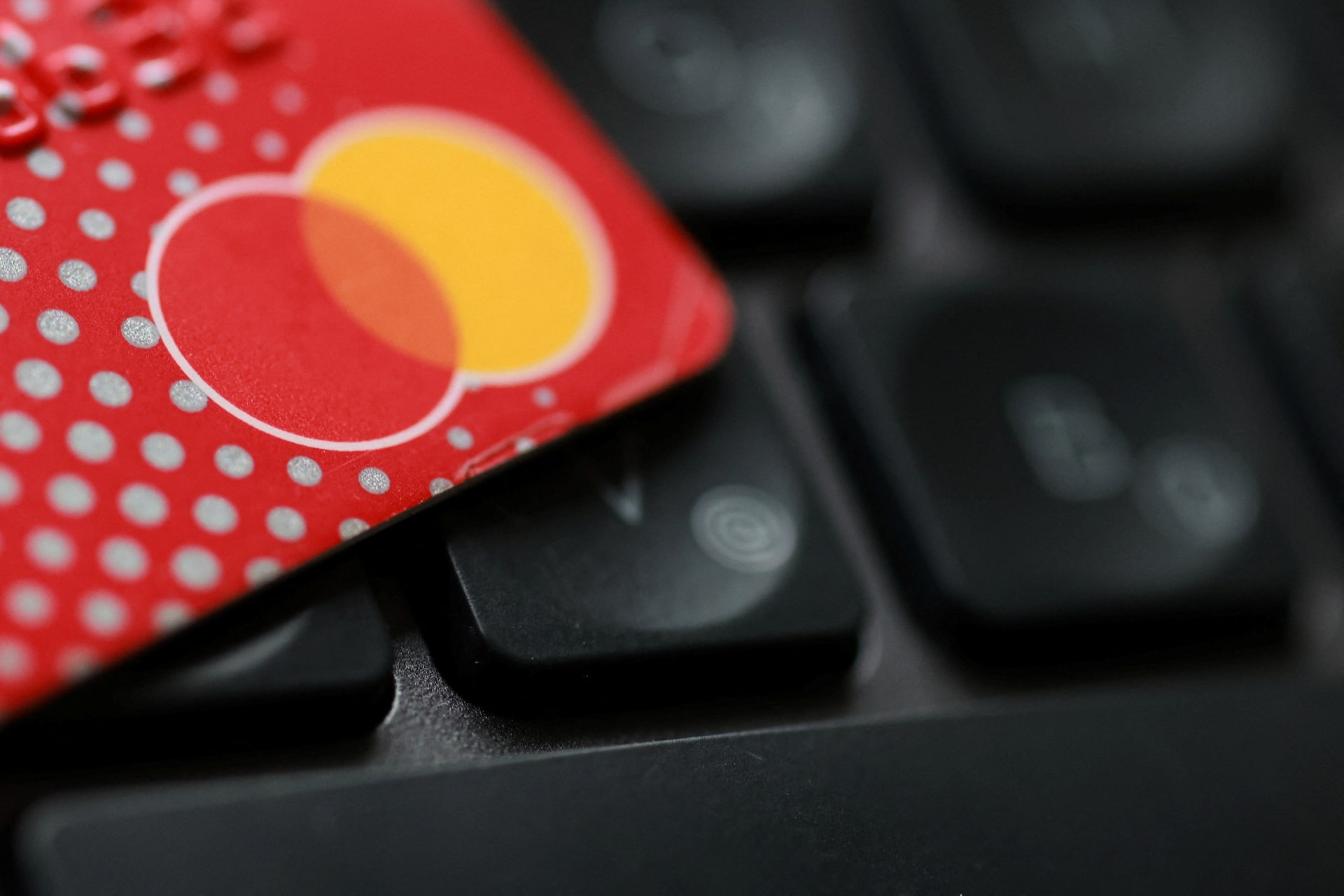 Logo Mastercard cùng hình ảnh stablecoin, cho thấy sự tham gia sâu rộng vào tài sản kỹ thuật số