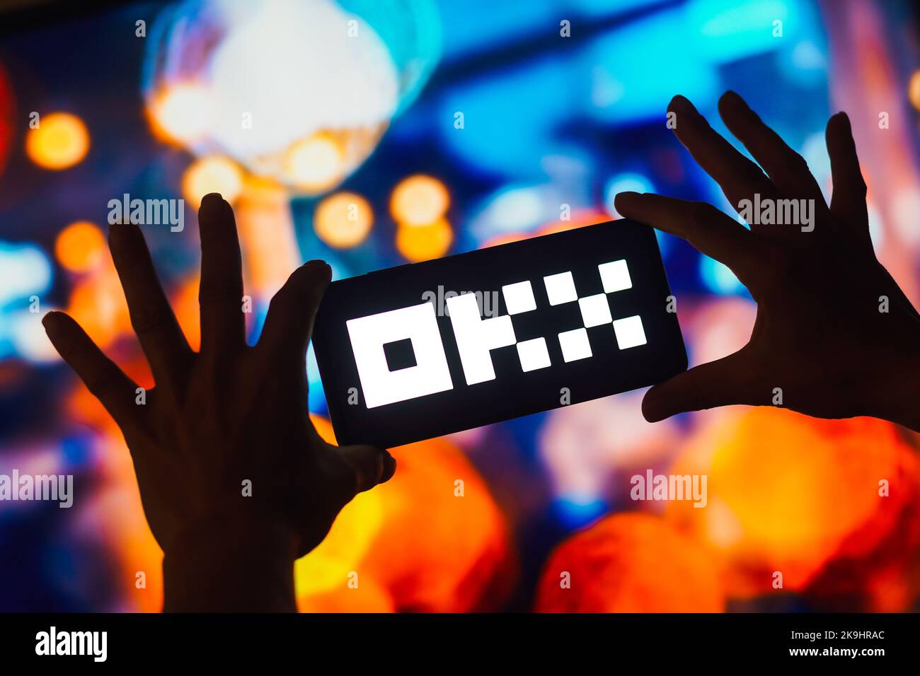 Biểu tượng OKX trên điện thoại thông minh