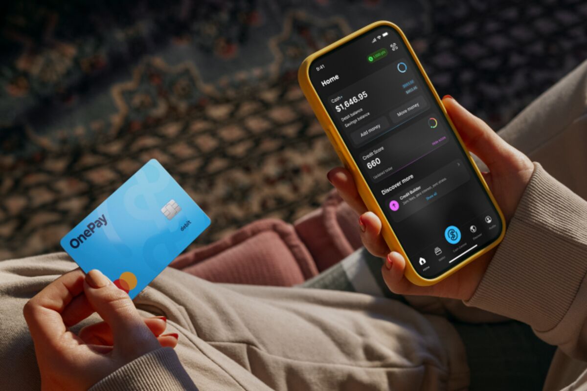 Ứng dụng OnePay trên điện thoại thông minh hiển thị giao diện tài chính, minh họa nền tảng fintech của OnePay.