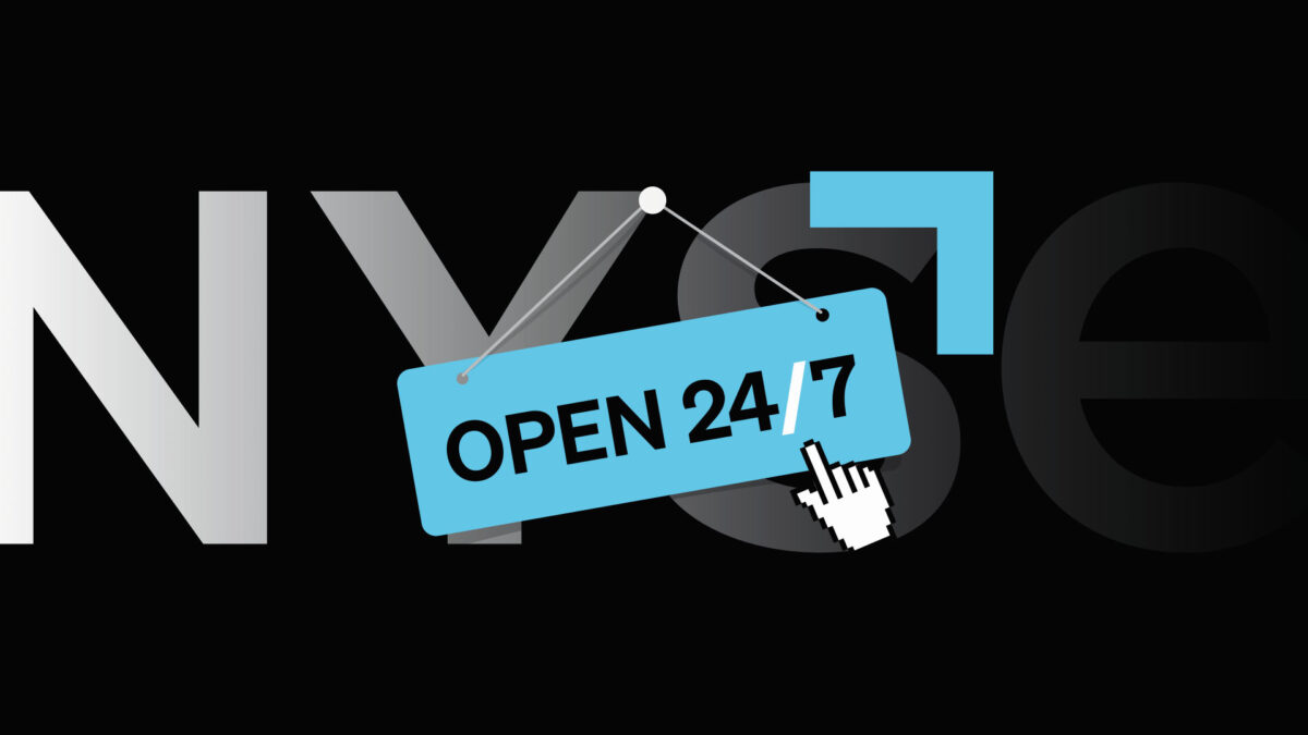 Hình ảnh kết hợp biểu tượng Sở giao dịch chứng khoán New York (NYSE), đồng hồ 24/7 và yếu tố tiền điện tử, thể hiện giao dịch không ngừng nghỉ.