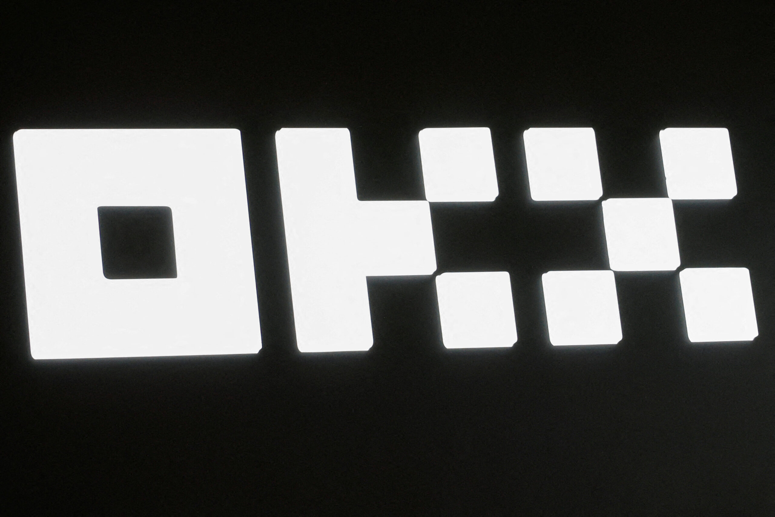 Giao diện kỹ thuật số mô tả biểu đồ và giao dịch tiền điện tử, đại diện cho thị trường tiền điện tử