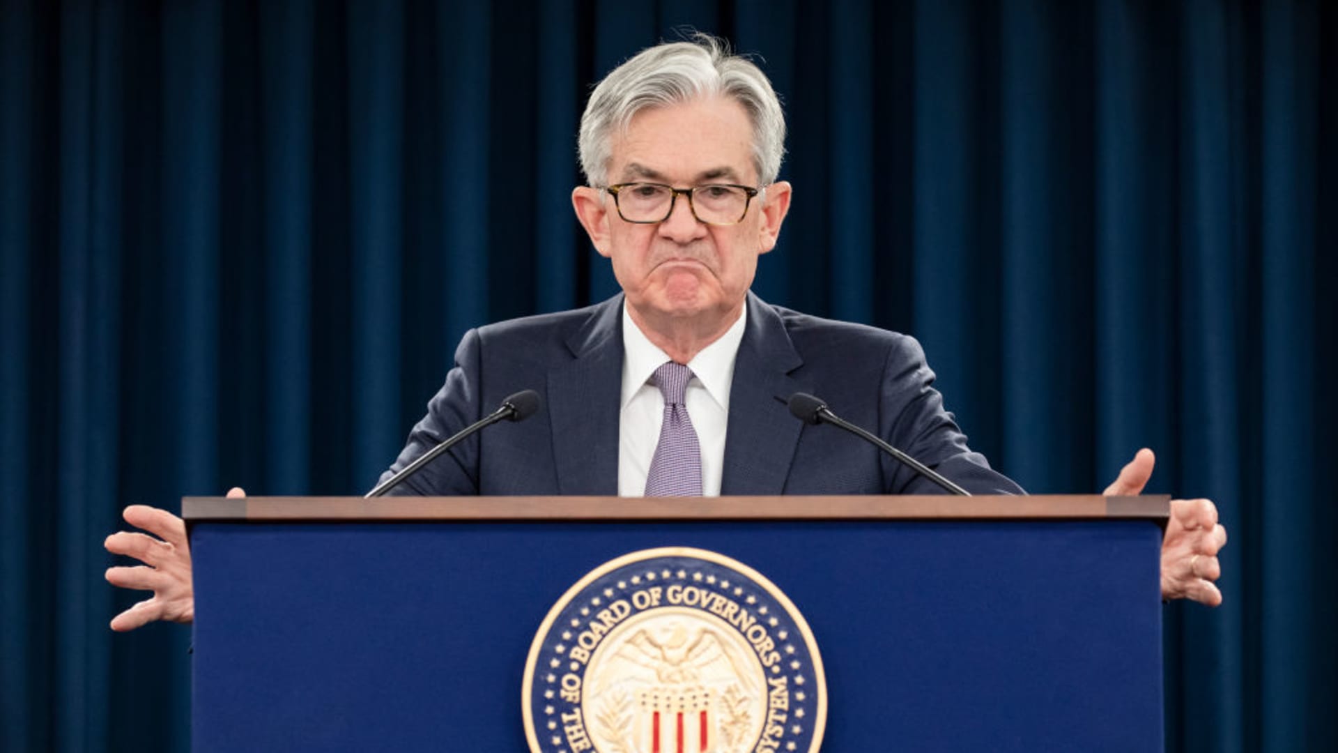 Chủ tịch Fed Jerome Powell phát biểu tại cuộc họp báo, liên quan đến quyết định chính sách tiền tệ của ngân hàng trung ương