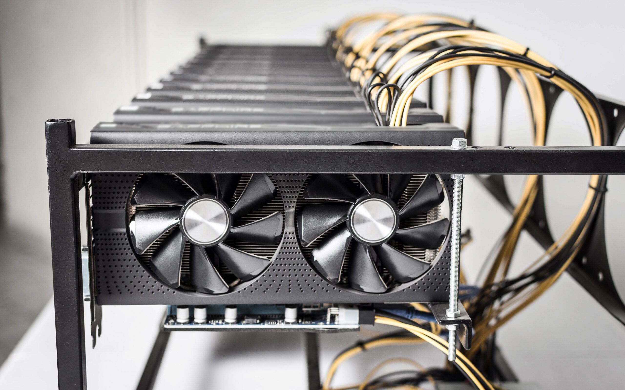 Thẻ đồ họa (GPU) và chip AI, minh họa sức mạnh tính toán cho mạng lưới trí tuệ nhân tạo phi tập trung của Bittensor