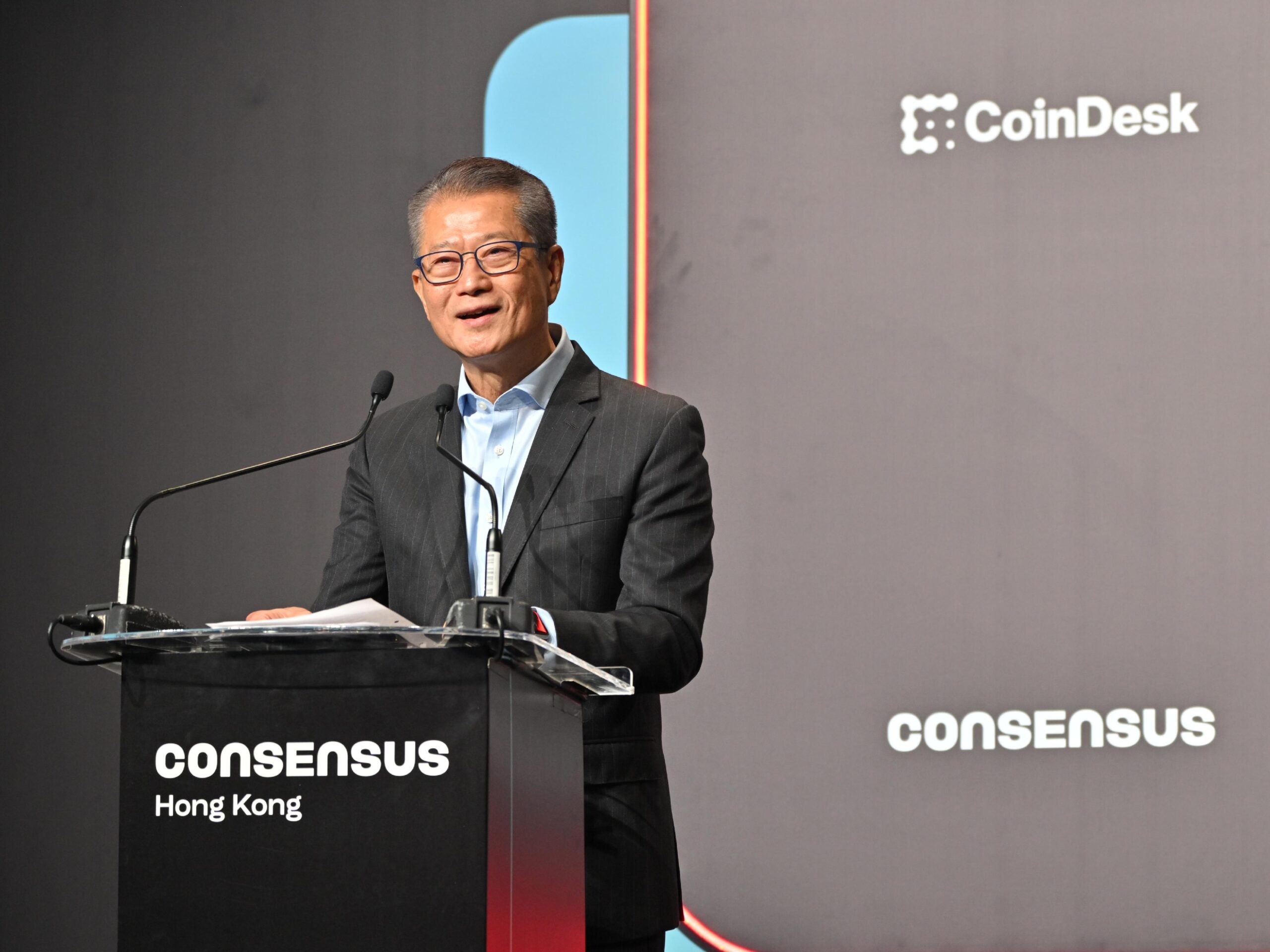 Bộ trưởng Tài chính Paul Chan Mo-po phát biểu tại sự kiện Consensus Hong Kong vào năm 2026, nơi ông tuyên bố mục tiêu cấp phép stablecoin.