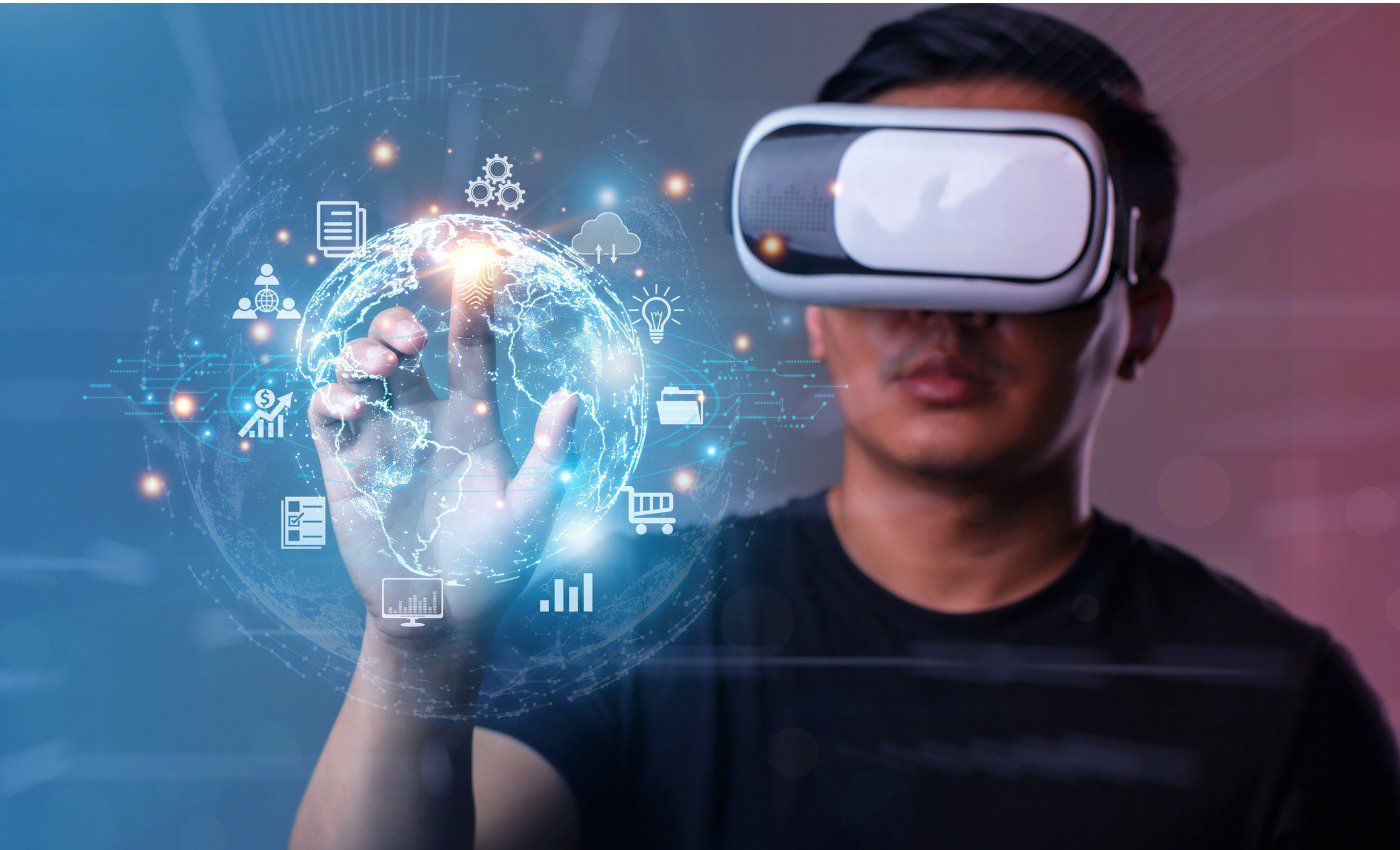 Người dùng trải nghiệm Metaverse qua VR