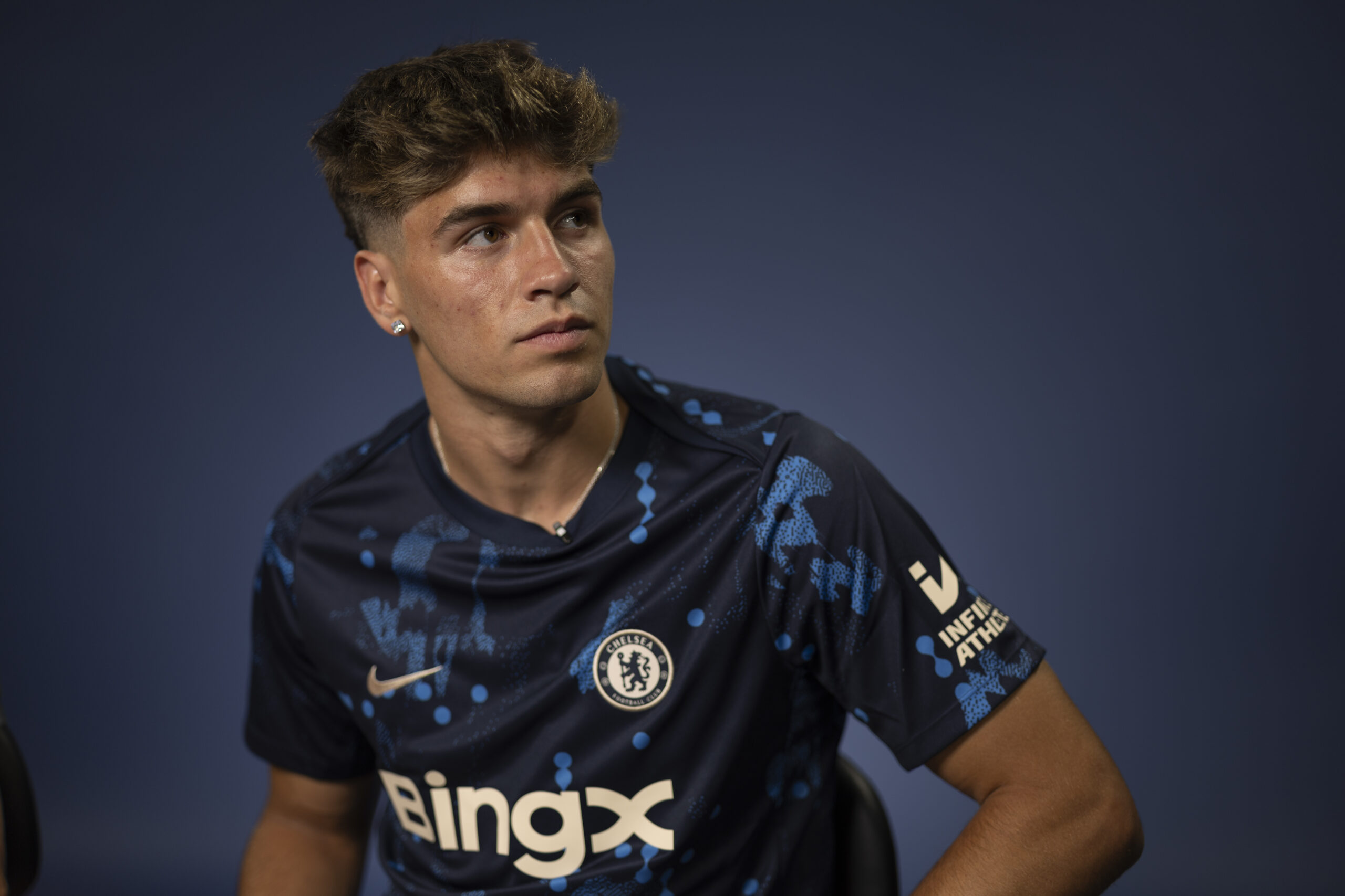 Cầu thủ Chelsea FC mặc áo đấu có logo nhà tài trợ BingX