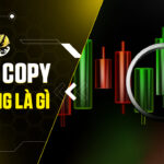 Bạn muốn tham gia thị trường crypto nhưng thiếu kinh nghiệm hoặc thời gian? Spot Copy Trading là gì và làm thế nào để nó trở thành giải pháp thông minh giúp bạn tự động sao chép các giao dịch của chuyên gia, mở ra cơ hội sinh lời an toàn trên thị trường Spot? Hãy cùng Ema Crypto khám phá công cụ mạnh mẽ này. Giao diện nền tảng copy trading tiền điện tử tự động Nội dung bài viết Expand / Collapse Spot Copy Trading là gì? Khái niệm và cơ chế hoạt động cốt lõi Phân biệt Spot Copy Trading và Futures Copy Trading: Lựa chọn nào phù hợp? Các yếu tố cần xem xét khi lựa chọn sàn giao dịch và Lead Trader Rủi ro tiềm ẩn khác và Cách giảm thiểu trong Spot Copy Trading Quản lý rủi ro và tối ưu hóa lợi nhuận trong Spot Copy Trading Case Study và Bài Học Thực Tiễn từ Spot Copy Trading Cơ chế kỹ thuật đằng sau Spot Copy Trading: Đảm bảo công bằng và hiệu quả Tương lai của Spot Copy Trading: Xu hướng và Công nghệ định hình Kết luận Spot Copy Trading là gì? Khái niệm và cơ chế hoạt động cốt lõi Spot Copy Trading, hay còn gọi là giao dịch sao chép trên thị trường Spot, là một hình thức đầu tư tự động cho phép các nhà đầu tư (Copy Trader) tự động sao chép các lệnh giao dịch của những nhà giao dịch chuyên nghiệp và có kinh nghiệm (Lead Trader hay Master Trader). Điểm cốt lõi là bạn mua bán tài sản thực (như BTC, ETH) mà không dùng đòn bẩy. Cơ chế hoạt động: Vai trò của Lead Trader: Nhà giao dịch chuyên nghiệp thực hiện các lệnh mua hoặc bán tài sản tiền điện tử trên thị trường Spot theo chiến lược của họ. Vai trò của Copy Trader: Nhà đầu tư lựa chọn một Lead Trader để sao chép. Hệ thống của sàn giao dịch sẽ tự động nhân bản các lệnh của Lead Trader vào tài khoản của Copy Trader theo một tỷ lệ nhất định, dựa trên số vốn mà Copy Trader đã phân bổ. Không đòn bẩy: Vì là giao dịch Spot, các lệnh được thực hiện dựa trên tài sản thực có trong ví, loại bỏ rủi ro thanh lý (liquidation) do đòn bẩy quá mức. Lợi ích chính: Tiếp cận chuyên gia: Người mới có thể học hỏi và hưởng lợi từ kinh nghiệm của các trader hàng đầu mà không cần phải tự mình phân tích thị trường. Tiết kiệm thời gian: Các giao dịch được tự động thực hiện, giúp người dùng không cần theo dõi thị trường liên tục. Đơn giản hóa giao dịch: Giúp người mới dễ dàng tham gia vào thị trường tiền điện tử một cách hiệu quả hơn. Nhà giao dịch tiền điện tử chuyên nghiệp phân tích biểu đồ và dữ liệu thị trường Hình thức này đang ngày càng phổ biến, điển hình như BingX đã báo cáo có hơn 11,4 triệu người sao chép hoạt động tính đến giữa năm 2025. Phân biệt Spot Copy Trading và Futures Copy Trading: Lựa chọn nào phù hợp? Một trong những câu hỏi thường gặp khi tìm hiểu Spot Copy Trading là gì là sự khác biệt giữa nó và Futures Copy Trading. Việc hiểu rõ hai hình thức này sẽ giúp bạn lựa chọn phương pháp phù hợp với khẩu vị rủi ro và mục tiêu đầu tư của mình. Spot Copy Trading: Bản chất: Giao dịch mua bán tài sản thực tế (ví dụ: mua BTC bằng USDT). Đòn bẩy: Không sử dụng đòn bẩy. Rủi ro: Thấp hơn, không có rủi ro thanh lý tài khoản. Lợi nhuận và thua lỗ tỷ lệ thuận với biến động giá của tài sản. Mục tiêu: Thích hợp cho nhà đầu tư muốn tích lũy tài sản dài hạn, tìm kiếm lợi nhuận ổn định hơn và ít rủi ro hơn. Độ phức tạp: Đơn giản, dễ tiếp cận cho người mới bắt đầu. Futures Copy Trading: Bản chất: Giao dịch hợp đồng tương lai dựa trên giá của tài sản cơ sở, không sở hữu tài sản thực. Đòn bẩy: Có sử dụng đòn bẩy (ví dụ: 5x, 10x, 50x, 100x). Rủi ro: Cao hơn đáng kể, có rủi ro thanh lý tài khoản nếu thị trường đi ngược hướng với vị thế mở và không đủ ký quỹ. Lợi nhuận và thua lỗ có thể được phóng đại. Mục tiêu: Thích hợp cho nhà đầu tư muốn tối đa hóa lợi nhuận trong ngắn hạn, chấp nhận rủi ro cao và có kinh nghiệm hơn trong việc quản lý vị thế đòn bẩy. Độ phức tạp: Phức tạp hơn, đòi hỏi hiểu biết về đòn bẩy, ký quỹ và các loại lệnh phức tạp. Bảng so sánh Spot Copy Trading và Futures Copy Trading: Tiêu chí Spot Copy Trading Futures Copy Trading Bản chất Giao dịch tài sản thực Giao dịch hợp đồng tương lai Sở hữu tài sản Có Không Đòn bẩy Không Có (thường cao) Rủi ro thanh lý Không có Có (khi giá chạm mức thanh lý) Tiềm năng lợi nhuận Ổn định, vừa phải Cao, nhưng đi kèm rủi ro cao Mục tiêu đầu tư Tích lũy tài sản, an toàn, dài hạn Kiếm lời nhanh, ngắn hạn, tận dụng biến động giá Đối tượng phù hợp Người mới, ưa thích an toàn, ít kinh nghiệm Người có kinh nghiệm, chấp nhận rủi ro cao Độ phức tạp Đơn giản Phức tạp Điều quan trọng cần nhớ là Spot Copy Trading an toàn và đơn giản hơn rất nhiều. Ngược lại, Futures Copy Trading có thể mang lại lợi nhuận "khủng" hơn nếu bạn chấp nhận được rủi ro và "chơi" đòn bẩy. So sánh Spot Trading và Futures Trading trong tiền điện tử Các yếu tố cần xem xét khi lựa chọn sàn giao dịch và Lead Trader Khi đã hiểu Spot Copy Trading là gì, bước tiếp theo là lựa chọn sàn giao dịch và Lead Trader phù hợp. Đây là hai quyết định "sống còn", ảnh hưởng trực tiếp đến trải nghiệm và túi tiền của bạn. Tiêu chí chọn sàn giao dịch Chọn được một sàn giao dịch "có số má" và đầy đủ tính năng là bước nền vững chắc cho hành trình Spot Copy Trading của bạn. Uy tín và bảo mật: Đảm bảo sàn giao dịch có lịch sử hoạt động tốt, được cộng đồng tin cậy và có các biện pháp bảo mật mạnh mẽ (xác thực hai yếu tố, quỹ bảo hiểm người dùng). Các sàn lớn như Binance, OKX, BingX, Phemex, MEXC… là những cái tên mà bạn có thể cân nhắc. Phí và lợi nhuận chia sẻ: Phí chia sẻ lợi nhuận: Đây là phần trăm lợi nhuận của Copy Trader được chia sẻ cho Lead Trader. Binance: Copy Trader chia sẻ 10% lợi nhuận và 10% hoa hồng từ phí giao dịch cho Lead Trader. OKX: Lead Trader có thể nhận từ 8% đến 13% lợi nhuận từ Copy Trader, tùy thuộc vào cấp độ. Thông thường là 10%. BingX: Cố định 10% cho lợi nhuận ròng. Đối với Spot Grid Copy Trading, Lead Trader nhận 8% lợi nhuận. MEXC: Thường từ 10% đến 80% lợi nhuận của người sao chép, có thể được cài đặt bởi người sao chép. Phí nền tảng là 0.045% cho mỗi giao dịch sao chép. Phí giao dịch: Hãy so sánh phí giao dịch Spot cơ bản của các sàn. Giới hạn đầu tư: Đối với Copy Trader: Binance: Số dư tối thiểu cần thiết là 10 USDT hoặc 100 USDT, tùy thuộc vào chế độ bạn chọn (Fixed Amount hoặc Fixed Ratio). Mỗi người dùng có thể sao chép tối đa 10 danh mục đầu tư cùng lúc. OKX (Smart Sync Copy Trading): Tổng số tiền đầu tư tối thiểu là 100 USDT. BingX: Có thể đặt kích thước giao dịch từ 5 USDT và tối đa là 10.000 USDT cho mỗi lệnh sao chép. Đối với Lead Trader: Binance: Số tiền tài sản cho danh mục đầu tư sao chép Spot phải nằm trong khoảng từ 500 USDT đến 1.000.000 USDT. Số lượng Copy Trader ban đầu cho mỗi danh mục được giới hạn là 300. OKX: Lead Trader có thể thu hút tới 1.500 Copy Trader cho mỗi thị trường. Cặp giao dịch được hỗ trợ: Đảm bảo sàn hỗ trợ đa dạng các cặp giao dịch Spot mà bạn quan tâm. Binance hỗ trợ hơn 100 cặp, trong khi OKX hỗ trợ hơn 120 cặp. Tính năng quản lý rủi ro nâng cao: Tìm kiếm các sàn cung cấp công cụ như thiết lập giới hạn trượt giá (slippage limit), Stop Loss (dừng lỗ) và Take Profit (chốt lời) cho Copy Trader. Binance cho phép giới hạn trượt giá 0,3% cho BTC/USDT và ETH/USDT, 0,5% cho các cặp khác, hoặc tùy chỉnh. Ngoài ra, các sàn còn cung cấp các công cụ quản lý rủi ro khác như: * Cắt lỗ/chốt lời tổng thể (Overall Stop Loss/Take Profit): Cho phép người dùng đặt mức cắt lỗ/chốt lời cho toàn bộ số tiền đang sao chép một Lead Trader, giúp giới hạn thua lỗ hoặc bảo toàn lợi nhuận. * Số tiền sao chép tối đa cho mỗi giao dịch (Max Copy Amount per Order): Giới hạn số tiền tối đa mà một lệnh sao chép có thể mở, ngăn ngừa việc phân bổ quá nhiều vốn vào một giao dịch duy nhất. * Ngưỡng dừng sao chép (Copy Stop Threshold): Tự động dừng sao chép nếu số dư tài khoản của Copy Trader giảm xuống dưới một ngưỡng nhất định, giúp bảo vệ vốn. * Chế độ mô phỏng/tài khoản demo (Demo Account/Simulation Mode): Cho phép người dùng thử nghiệm các chiến lược sao chép với tiền ảo trước khi đầu tư tiền thật, giúp họ làm quen với nền tảng và đánh giá rủi ro. * Chỉ số rủi ro của Lead Trader: Sàn cung cấp các chỉ số đánh giá mức độ rủi ro của từng Lead Trader, giúp người sao chép lựa chọn trader phù hợp với khẩu vị rủi ro của mình. Tính năng sao chép và trải nghiệm người dùng: Tùy chỉnh tỷ lệ sao chép (Customizable Copy Ratio): Một số sàn cho phép người dùng tùy chỉnh tỷ lệ sao chép theo ý muốn (ví dụ: 0.5x, 1x, 2x so với lệnh của Lead Trader), giúp họ kiểm soát mức độ tiếp xúc rủi ro và quy mô đầu tư một cách linh hoạt hơn. Sao chép lệnh đã mở (Copy Existing Orders): Khả năng sao chép các lệnh mà Lead Trader đã mở trước đó, thay vì chỉ các lệnh mới, giúp người sao chép không bỏ lỡ các vị thế tiềm năng và có thể tham gia vào chiến lược của Lead Trader từ sớm. Chế độ sao chép nâng cao (Advanced Copy Modes): Bao gồm các chế độ như "sao chép theo tỷ lệ cố định" (fixed ratio copy) hoặc "sao chép theo số tiền cố định" (fixed amount copy) cho mỗi giao dịch, cho phép người dùng kiểm soát chính xác số tiền được phân bổ cho từng lệnh. Khả năng điều chỉnh Stop Loss/Take Profit cho từng lệnh sao chép: Một số nền tảng cho phép Copy Trader đặt riêng các mức cắt lỗ/chốt lời cho các lệnh sao chép của họ, độc lập với Lead Trader, mang lại khả năng quản lý rủi ro cá nhân hóa cao hơn. Danh sách trắng/đen tài sản (Asset Whitelisting/Blacklisting): Cho phép người sao chép chọn hoặc loại trừ các tài sản cụ thể mà họ không muốn sao chép, giúp họ tập trung vào các tài sản phù hợp với khẩu vị rủi ro của mình. Bảng xếp hạng Lead Trader chi tiết và minh bạch: Cung cấp các số liệu hiệu suất toàn diện và dễ hiểu (như P&L, ROI, số lượng người sao chép, tài sản dưới quản lý, thời gian hoạt động, max drawdown) giúp người dùng dễ dàng tìm kiếm và đánh giá Lead Trader tiềm năng. Giao diện quản lý sao chép trực quan: Cho phép người dùng dễ dàng theo dõi hiệu suất của các Lead Trader đang sao chép, xem lịch sử giao dịch, và điều chỉnh cài đặt sao chép chỉ với vài cú nhấp chuột. Tính năng trò chuyện hoặc cộng đồng: Một số sàn tích hợp kênh giao tiếp giữa Lead Trader và Copy Trader, hoặc diễn đàn cộng đồng, giúp tăng cường sự tương tác và chia sẻ thông tin. Thông báo theo thời gian thực: Cung cấp thông báo ngay lập tức về các giao dịch của Lead Trader, thay đổi cài đặt hoặc các sự kiện quan trọng khác. Tiêu chí chọn Lead Trader Việc chọn mặt gửi vàng, hay cụ thể hơn là chọn Lead Trader, là yếu tố then chốt quyết định bạn có "ăn đậm" hay không. Đừng chỉ chăm chăm nhìn vào con số PnL cao ngất ngưởng mà bỏ qua các yếu tố khác nhé! Lịch sử hiệu suất toàn diện: PnL (Lợi nhuận ròng): Tổng lợi nhuận mà trader đã đạt được. Đánh giá trong nhiều khung thời gian (7 ngày, 30 ngày, 90 ngày) để thấy sự ổn định. ROE (Tỷ suất lợi nhuận trên vốn chủ sở hữu): Cho biết hiệu quả sử dụng vốn của trader. Max Drawdown (Mức thua lỗ tối đa): Phần trăm sụt giảm tài khoản cao nhất từ đỉnh đến đáy. Một Max Drawdown thấp cho thấy trader có khả năng quản lý rủi ro tốt. Tỷ lệ thắng: Tỷ lệ phần trăm số giao dịch thành công. Lưu ý rằng tỷ lệ thắng cao không đồng nghĩa với lợi nhuận cao nếu các lệnh thua lỗ lớn hơn các lệnh thắng. Lịch sử giao dịch chi tiết: Xem xét các lệnh đã đóng, thời gian giữ lệnh, tài sản giao dịch. Nhà đầu tư crypto xem xét bảng điều khiển lợi nhuận và thua lỗ của Copy Trader Chiến lược giao dịch: Phong cách giao dịch: Trader có phải là scalper (giao dịch nhanh), swing trader (giao dịch theo sóng), hay hodler (nắm giữ dài hạn) không? Đảm bảo phong cách này phù hợp với mục tiêu và sự kiên nhẫn của bạn. Loại tài sản: Trader tập trung vào các tài sản nào (ví dụ: blue-chip như BTC/ETH, hay altcoin rủi ro hơn)? Tần suất giao dịch: Trader có giao dịch quá thường xuyên hay không? Tần suất quá cao có thể dẫn đến phí giao dịch cộng dồn đáng kể. Số lượng và mức độ gắn bó của Copy Trader: Số lượng người đang sao chép trader đó và thời gian họ gắn bó có thể là một chỉ báo về độ tin cậy và sự hài lòng. Tuy nhiên, cũng cần cảnh giác với các hiện tượng FOMO theo đám đông. Góc nhìn độc đáo: Sử dụng dữ liệu On-chain để đánh giá Lead Trader và nhận diện xu hướng thị trường Spot tổng thể Để nâng tầm khả năng đánh giá một Lead Trader, đặc biệt hữu ích cho nhà đầu tư Ema Crypto, việc tích hợp dữ liệu On-chain là vô cùng quan trọng. Bạn có thể sử dụng các công cụ phân tích On-chain như Glassnode, Messari, DeFiLlama hoặc Nansen để: * Phân tích ví của Lead Trader: Nếu có thể tìm thấy địa chỉ ví công khai của Lead Trader, bạn có thể theo dõi dòng tiền, quy mô các giao dịch, và sự đa dạng của các tài sản mà họ nắm giữ. Một ví có lịch sử "sạch", dòng tiền ra vào ổn định và đa dạng tài sản thường cho thấy Lead Trader đó có sự chuyên nghiệp. * Hoạt động của cá voi (whales) liên quan: Phân tích xem Lead Trader có thường xuyên di chuyển tiền lớn hay tương tác với các ví cá voi khác không. Điều này có thể là "hint" về chiến lược hoặc tiềm lực tài chính của họ. * Tương tác DeFi và NFT (nếu có): Xem xét hoạt động của ví Lead Trader trong không gian DeFi hoặc NFT. Điều này có thể cho thấy một chiến lược rộng hơn ngoài giao dịch Spot đơn thuần. * Tính xác thực của chiến lược: Dữ liệu On-chain có thể giúp xác nhận liệu trader có đang thực sự thực hiện chiến lược mà họ công bố hay không, hoặc liệu họ có đang "pump and dump" một loại tài sản nào đó. * Dòng tiền Stablecoin vào/ra sàn giao dịch: * Dòng tiền Stablecoin chảy vào sàn (Stablecoin Inflow): Khi một lượng lớn stablecoin được chuyển vào các sàn giao dịch, điều này thường cho thấy nhà đầu tư đang chuẩn bị "múc" các tài sản tiền điện tử khác. Đây có thể là tín hiệu "xanh" cho một đợt tăng giá tiềm năng trên thị trường spot. Nếu dòng tiền stablecoin vào sàn chủ yếu đến từ các địa chỉ ví lớn hoặc cá voi (whales), nó có thể cho thấy một lực mua mạnh mẽ sắp diễn ra, hỗ trợ cho việc sao chép các Lead Trader có chiến lược mua vào. * Dòng tiền Stablecoin chảy ra sàn (Stablecoin Outflow): Ngược lại, khi stablecoin được rút khỏi sàn giao dịch và chuyển về các ví lạnh hoặc các giao thức DeFi, điều này có thể là dấu hiệu nhà đầu tư đang tìm kiếm nơi "trú ẩn" an toàn hơn hoặc "nhảy" vào các hoạt động DeFi khác. Đây có thể là dấu hiệu cho thấy áp lực bán đang gia tăng hoặc nhà đầu tư đang phòng ngừa rủi ro, cho thấy một xu hướng giảm giá tiềm năng. * Cách ứng dụng: Nhà đầu tư có thể theo dõi sự thay đổi đột ngột hoặc xu hướng ổn định của dòng tiền stablecoin để xác định thời điểm thị trường có khả năng đảo chiều hoặc tiếp tục xu hướng hiện tại. Các Lead Trader thường theo dõi sát sao các chỉ báo này để đưa ra quyết định giao dịch, và việc hiểu biết về chúng sẽ giúp người sao chép đánh giá mức độ phù hợp của chiến lược Lead Trader với bối cảnh thị trường hiện tại. Biểu đồ dòng chảy stablecoin trên các sàn giao dịch, phân tích dữ liệu on-chain * **Địa chỉ ví tích lũy các tài sản cụ thể (Accumulation Addresses):** * **Địa chỉ ví cá voi (Whale Addresses):** Việc theo dõi các địa chỉ ví lớn (cá voi) tích lũy các tài sản cụ thể (ví dụ: Bitcoin, Ethereum) có thể tiết lộ các động thái lớn của thị trường. Khi các địa chỉ cá voi liên tục mua và giữ một tài sản, nó thường báo hiệu niềm tin "bất diệt" vào tài sản đó và một xu hướng tăng giá tiềm năng. Ngược lại, việc xả hàng của cá voi có thể là dấu hiệu của sự điều chỉnh hoặc giảm giá. * **Địa chỉ ví của nhà đầu tư nhỏ lẻ (Retail Accumulation Addresses):** Sự gia tăng số lượng địa chỉ ví nhỏ tích lũy tài sản có thể cho thấy sự quan tâm rộng rãi từ cộng đồng, củng cố xu hướng tăng giá. * **Cách ứng dụng:** Nhà đầu tư có thể sử dụng các công cụ phân tích *on-chain* (như Glassnode, Dune Analytics) để theo dõi các địa chỉ tích lũy. Nếu một Lead Trader đang giao dịch các tài sản mà các địa chỉ ví lớn đang tích lũy, điều này có thể cho thấy Lead Trader đó đang đi theo dòng tiền thông minh. Ngược lại, nếu Lead Trader đang giao dịch các tài sản có dấu hiệu bị xả hàng bởi cá voi, đó có thể là một tín hiệu cảnh báo về rủi ro. Việc hiểu rõ các xu hướng tích lũy này giúp nhà đầu tư chọn Lead Trader có chiến lược phù hợp với bối cảnh vĩ mô *on-chain*, đồng thời tự mình nhận diện các cơ hội hoặc rủi ro tiềm ẩn trên thị trường spot tổng thể. Với dữ liệu On-chain, bạn sẽ có cái nhìn sâu sắc và minh bạch hơn, tránh được những "cú lừa" từ các chỉ số bề mặt. Rủi ro tiềm ẩn khác và Cách giảm thiểu trong Spot Copy Trading Ngoài rủi ro về hiệu suất của Lead Trader và biến động thị trường, nhà đầu tư Spot Copy Trading cần nhận thức về các rủi ro khác và có biện pháp giảm thiểu phù hợp: Rủi ro pháp lý: Mô tả: Khung pháp lý cho crypto và copy trading vẫn còn "mập mờ" và thay đổi chóng mặt ở nhiều quốc gia. Việc thay đổi quy định có thể ảnh hưởng đến hoạt động của sàn, tính hợp pháp của copy trading hoặc việc bạn có tiếp cận được dịch vụ hay không. Nhà đầu tư có thể phải đối mặt với các vấn đề về thuế, AML (chống rửa tiền) hoặc cấm giao dịch. Cách giảm thiểu: Nghiên cứu kỹ lưỡng về quy định pháp lý của quốc gia mình và quốc gia mà sàn giao dịch hoạt động. Chọn các sàn giao dịch có giấy phép hoạt động rõ ràng, tuân thủ quy định và có lịch sử hoạt động tốt. Luôn cập nhật thông tin về các thay đổi pháp lý liên quan đến tiền điện tử và copy trading. Rủi ro thanh khoản đối với các tài sản kém thanh khoản: Mô tả: Nếu Lead Trader giao dịch các cặp tiền có thanh khoản thấp (ví dụ: các altcoin nhỏ, ít được giao dịch), các lệnh sao chép lớn có thể gặp "ác mộng" về trượt giá, đặc biệt khi thị trường "nhảy múa" dữ dội. Điều này có nghĩa là giá thực hiện lệnh của người sao chép có thể khác xa so với giá của Lead Trader, dẫn đến hiệu suất thấp hơn hoặc thua lỗ ngoài dự kiến. Cách giảm thiểu: Ưu tiên sao chép các Lead Trader giao dịch các tài sản có thanh khoản cao (như BTC, ETH và các stablecoin chính). Theo dõi danh mục tài sản mà Lead Trader đang giao dịch. Nếu họ thường xuyên giao dịch các altcoin nhỏ, hãy cẩn trọng. Đặt giới hạn về số tiền sao chép cho mỗi giao dịch để tránh tạo ra các lệnh quá lớn gây trượt giá. Sử dụng các sàn giao dịch có công cụ khớp lệnh tiên tiến và thanh khoản sâu cho nhiều cặp giao dịch. Rủi ro hệ thống/an ninh mạng của sàn giao dịch: Mô tả: Sàn giao dịch là mục tiêu hấp dẫn của các cuộc tấn công mạng. Một vụ tấn công thành công (như hack, lỗi hệ thống) có thể khiến bạn mất tài sản, gián đoạn giao dịch hoặc lệnh bị thực hiện sai lệch. Ngay cả khi không bị tấn công, các lỗi hệ thống hoặc sự cố kỹ thuật có thể ảnh hưởng đến việc khớp lệnh sao chép, gây ra tổn thất. Cách giảm thiểu: Chọn các sàn giao dịch có danh tiếng tốt về bảo mật, sử dụng các biện pháp bảo mật mạnh mẽ (như xác thực hai yếu tố 2FA, mã hóa dữ liệu, cold storage cho phần lớn tài sản). Nghiên cứu về lịch sử bảo mật của sàn, bao gồm các sự cố đã từng xảy ra và cách họ xử lý. Không lưu trữ toàn bộ tài sản trên một sàn giao dịch duy nhất. Đa dạng hóa các sàn hoặc rút tài sản về ví lạnh nếu không tham gia giao dịch tích cực. Sử dụng mật khẩu mạnh và duy nhất cho tài khoản sàn, đồng thời bật tất cả các tính năng bảo mật có sẵn. Cập nhật phần mềm bảo mật trên thiết bị của mình. Rủi ro về dữ liệu và quyền riêng tư: Mô tả: Việc chia sẻ dữ liệu giao dịch của Lead Trader có thể tiềm ẩn rủi ro về quyền riêng tư. Hơn nữa, nếu dữ liệu của bạn bị xâm phạm, thông tin cá nhân và tài chính có thể bị lộ. Cách giảm thiểu: Đọc kỹ chính sách quyền riêng tư của sàn giao dịch. Chỉ cung cấp thông tin cần thiết và không chia sẻ thông tin đăng nhập của bạn với bất kỳ ai. Nhận thức và chủ động quản lý các rủi ro này là chìa khóa để nhà đầu tư Spot Copy Trading có thể bảo vệ vốn và tối ưu hóa trải nghiệm đầu tư của mình. Quản lý rủi ro và tối ưu hóa lợi nhuận trong Spot Copy Trading Dù Spot Copy Trading "hiền lành" hơn Futures nhiều, nhưng việc quản lý rủi ro và tối ưu lợi nhuận vẫn là chìa khóa vàng để bạn "thắng lớn". Chiến lược quản lý rủi ro Đa dạng hóa danh mục: Đừng bao giờ "đặt cược" tất cả vào một Lead Trader duy nhất. Hãy chia vốn của bạn cho nhiều Lead Trader với các chiến lược và phong cách giao dịch khác nhau. Phemex, ví dụ, cho phép bạn sao chép tới 20 trader cùng một lúc, giúp tăng khả năng đa dạng hóa và giảm thiểu rủi ro khi một trader nào đó gặp phải giai đoạn thua lỗ. Đa dạng hóa danh mục đầu tư sao chép trên nhiều nhà giao dịch khác nhau Thiết lập giới hạn đầu tư: Chỉ đầu tư số tiền mà bạn sẵn sàng chấp nhận rủi ro mất mát. Không bao giờ sử dụng toàn bộ vốn của bạn cho Copy Trading. Xác định một tỷ lệ phần trăm nhất định của tổng tài sản bạn sẽ dùng cho hình thức này. Sử dụng Stop Loss và Take Profit: Nhiều sàn giao dịch hỗ trợ Copy Trader thiết lập điểm dừng lỗ (Stop Loss) và chốt lời (Take Profit) cho các lệnh sao chép của mình. Hãy tận dụng các tính năng này để bảo vệ vốn và khóa lợi nhu nhuận tự động. Ví dụ, bạn có thể thiết lập Stop Loss ở 10% và Take Profit ở 20% cho mỗi giao dịch sao chép. Kiểm soát trượt giá (Slippage): Trượt giá là sự khác biệt giữa giá mong muốn và giá thực hiện lệnh. Trong thị trường crypto biến động, trượt giá có thể ăn mòn lợi nhuận của bạn. Thiết lập giới hạn trượt giá cho phép bạn tự động hủy lệnh nếu độ trượt giá vượt quá một mức nhất định. Binance cho phép tùy chỉnh giới hạn trượt giá. Theo dõi và đánh giá định kỳ: Đừng "phó mặc" hoàn toàn số tiền của bạn cho các Lead Trader. Định kỳ kiểm tra hiệu suất của các Lead Trader bạn đang sao chép. Nếu một trader liên tục có hiệu suất kém hoặc thay đổi chiến lược không phù hợp, hãy cân nhắc ngừng sao chép và tìm kiếm các lựa chọn khác. Mẹo tối ưu hóa lợi nhuận Hiểu rõ cấu trúc phí: Ngoài phí chia sẻ lợi nhuận, bạn còn phải chịu phí giao dịch trên sàn. Hãy tính toán xem tổng các loại phí này ảnh hưởng như thế nào đến lợi nhuận ròng của bạn. Tìm hiểu các chương trình giảm phí hoặc hoàn phí nếu có. Liên tục cập nhật kiến thức thị trường và chiến lược: Ngay cả khi bạn chỉ sao chép, việc có kiến thức "sương sương" về thị trường crypto vẫn cực kỳ cần thiết. Nó giúp bạn đưa ra các quyết định sáng suốt hơn khi chọn Lead Trader và quản lý rủi ro. Theo dõi các tin tức thị trường và xu hướng chung. Tận dụng các chương trình ưu đãi và bonus: Nhiều sàn giao dịch cung cấp các chương trình bonus cho Copy Trader hoặc các cuộc thi giao dịch. Hãy tìm hiểu và tận dụng những cơ hội này để tăng thêm lợi nhuận hoặc giảm bớt chi phí. Case Study và Bài Học Thực Tiễn từ Spot Copy Trading Mặc dù việc tìm kiếm các trường hợp nghiên cứu cụ thể được công bố rộng rãi với đầy đủ chi tiết về Spot Copy Trading còn hạn chế do tính chất bảo mật dữ liệu của các sàn và người dùng, nhưng chúng ta có thể suy luận các bài học từ các sự kiện thị trường lớn và tính chất của copy trading: 1. Thị trường bò (Bull Market) và Lead Trader có lợi nhuận đột phá: Tình huống giả định: Trong các chu kỳ tăng giá mạnh mẽ của thị trường tiền điện tử, ví dụ như giai đoạn cuối năm 2020 đến 2021, nhiều Lead Trader đã đạt được lợi nhuận ấn tượng thông qua việc mua và giữ các tài sản tăng trưởng nhanh hoặc thực hiện các giao dịch lướt sóng ngắn hạn. Những Lead Trader này thường có chiến lược tập trung vào các altcoin đang có đà tăng trưởng mạnh hoặc tận dụng sự FOMO (sợ bỏ lỡ) của thị trường. Tác động đến người sao chép: Người sao chép theo những Lead Trader này có thể trải nghiệm lợi nhuận đáng kể trong thời gian ngắn, đôi khi là "nhân X tài khoản". Điều này thu hút một lượng lớn người dùng mới tham gia copy trading, thường với kỳ vọng lợi nhuận tương tự. Bài học rút ra: Không phải mọi thị trường bò đều giống nhau: Lợi nhuận "khủng" trong một thị trường bò không có nghĩa là bạn sẽ có hiệu suất tương tự trong các giai đoạn thị trường khác. Cẩn trọng với FOMO: Việc tham gia sao chép một Lead Trader chỉ vì họ có lợi nhuận cao trong thời điểm hiện tại mà không xem xét kỹ chiến lược, quản lý rủi ro hoặc lịch sử giao dịch dài hạn của họ có thể khiến bạn "ôm hận" khi thị trường đổi chiều. Hiểu chiến lược Lead Trader: Quan trọng là phải hiểu Lead Trader đang sử dụng chiến lược gì (ví dụ: giao dịch lướt sóng, giữ dài hạn, tập trung altcoin, v.v.) và liệu chiến lược đó có phù hợp với bối cảnh thị trường hiện tại hay không. 2. Sụt giảm lớn do sự kiện thị trường (ví dụ: Sập FTX, sự kiện Luna/UST): Sự kiện sập FTX (Tháng 11/2022): Vụ sập FTX là một trong những "cú sốc" lớn nhất lịch sử crypto. Hàng tỷ đô la tài sản của người dùng bị đóng băng, và niềm tin vào các sàn giao dịch tập trung bị "đổ vỡ" nghiêm trọng. Tác động đến người sao chép: Mất tài sản: Những người sao chép đang có tài sản trên FTX tại thời điểm sụp đổ đã mất quyền truy cập vào tiền của họ, bất kể Lead Trader của họ có đang tạo ra lợi nhuận hay không. Đứt gãy chiến lược: Ngay cả khi Lead Trader không giao dịch trên FTX, sự kiện này gây ra một đợt bán tháo mạnh trên toàn thị trường. Các chiến lược giao dịch ngắn hạn hoặc lướt sóng bị ảnh hưởng nặng nề. Nếu Lead Trader không có khả năng thích ứng nhanh chóng, hoặc mắc kẹt trong các vị thế thua lỗ, người sao chép cũng sẽ chịu chung số phận. Tâm lý hoảng loạn: Sự kiện này gây ra tâm lý hoảng loạn lớn, khiến nhiều người sao chép rút vốn hoặc ngừng sao chép, bất kể hiệu suất của Lead Trader. Bài học rút ra: Rủi ro hệ thống của sàn giao dịch: Sự kiện FTX nhấn mạnh rủi ro hệ thống của các sàn giao dịch tập trung. Việc đa dạng hóa sàn hoặc sử dụng ví lạnh cho phần lớn tài sản là cực kỳ quan trọng. Quản lý rủi ro toàn diện: Ngay cả khi Lead Trader của bạn là "thiên tài", các sự kiện thiên nga đen (black swan events) vẫn có thể "cuốn phăng" lợi nhuận hoặc thậm chí cả vốn của bạn. Nhà đầu tư cần có chiến lược quản lý rủi ro tổng thể cho danh mục đầu tư của mình, bao gồm cả việc phân bổ vốn và khả năng chấp nhận rủi ro. Đánh giá sự ổn định của Lead Trader: Trong các đợt sụt giảm thị trường, khả năng quản lý rủi ro và thích nghi của Lead Trader mới thực sự được kiểm chứng. Các Lead Trader có kinh nghiệm thường có các biện pháp phòng ngừa rủi ro tốt hơn trong các giai đoạn biến động. Không tin tưởng tuyệt đối: Đừng bao giờ tin tưởng tuyệt đối vào một Lead Trader hay một sàn giao dịch nào. Luôn giữ một cái nhìn khách quan và sẵn sàng điều chỉnh chiến lược của mình. 3. Sự kiện Luna/UST (Tháng 5/2022): Mô tả: Vụ sụp đổ của hệ sinh thái Terra (Luna và stablecoin thuật toán UST) đã tạo nên làn sóng "sóng thần" trên thị trường crypto, khiến hàng chục tỷ đô la "bốc hơi" chỉ trong chớp mắt. Tác động đến người sao chép: Thua lỗ lớn: Bất kỳ Lead Trader nào có vị thế dài hạn hoặc giao dịch Luna/UST đều chịu tổn thất nghiêm trọng, và tất nhiên, những người sao chép theo họ cũng vậy. Tâm lý lo sợ lan rộng: Sự kiện này góp phần tạo nên tâm lý Bear Market (thị trường gấu) kéo dài, ảnh hưởng đến hiệu suất của nhiều Lead Trader khác và khiến người sao chép trở nên thận trọng hơn. Bài học rút ra: Rủi ro của tài sản mới/ít được kiểm chứng: Cần cực kỳ thận trọng khi Lead Trader giao dịch các tài sản mới, có cơ chế phức tạp hoặc chưa được kiểm chứng về độ ổn định. Đa dạng hóa danh mục: Không nên đặt tất cả trứng vào một giỏ, ngay cả khi sao chép. Đa dạng hóa các Lead Trader hoặc tự quản lý một phần danh mục có thể giảm thiểu rủi ro khi một tài sản hoặc chiến lược cụ thể thất bại. Các sự kiện này là lời nhắc nhở rằng Spot Copy Trading không loại bỏ rủi ro, mà chỉ là một phương pháp để tiếp cận thị trường. Việc nghiên cứu kỹ lưỡng, quản lý rủi ro cá nhân và nhận thức về bối cảnh thị trường là yếu tố then chốt để thành công. Cơ chế kỹ thuật đằng sau Spot Copy Trading: Đảm bảo công bằng và hiệu quả Để "xử lý" hàng ngàn lệnh sao chép đồng thời một cách hiệu quả và công bằng, các sàn giao dịch lớn đã đầu tư vào hệ thống công nghệ phức tạp với nhiều cơ chế tối ưu hóa: 1. Kiến trúc hệ thống phân tán và khả năng mở rộng (Distributed and Scalable Architecture): Các sàn giao dịch lớn sử dụng kiến trúc microservices và cơ sở hạ tầng đám mây phân tán. Điều này cho phép họ mở rộng quy mô tài nguyên (CPU, RAM, băng thông) một cách linh hoạt để xử lý lượng lớn yêu cầu và giao dịch đồng thời, đặc biệt trong các điều kiện thị trường biến động mạnh. Các máy chủ được đặt ở nhiều khu vực địa lý khác nhau để giảm thiểu độ trễ (latency) cho người dùng toàn cầu và đảm bảo tính sẵn sàng cao. 2. Cơ chế khớp lệnh hiệu suất cao (High-Performance Matching Engine): Trái tim của mỗi sàn giao dịch chính là công cụ khớp lệnh. Đối với copy trading, công cụ này phải được tối ưu hóa để xử lý hàng ngàn lệnh con (từ các Copy Trader) gần như tức thì sau khi lệnh gốc của Lead Trader được thực hiện. Khớp lệnh theo thứ tự ưu tiên (Priority Matching): Các lệnh sao chép thường được gửi đến công cụ khớp lệnh với một mức ưu tiên nhất định, hoặc được xử lý theo một thuật toán riêng để đảm bảo rằng chúng được khớp nhanh chóng sau lệnh gốc. Hàng đợi lệnh (Order Queueing): Trong trường hợp quá tải, các lệnh được đưa vào hàng đợi xử lý một cách hiệu quả để đảm bảo không bị mất mát và được khớp theo thứ tự ưu tiên. 3. Tối ưu hóa API và kết nối mạng (API Optimization and Network Connectivity): Các sàn sử dụng các API được tối ưu hóa cao cho copy trading, cho phép truyền tải thông tin giao dịch của Lead Trader đến hệ thống sao chép một cách nhanh chóng. Hạ tầng mạng tốc độ cao, độ trễ thấp là "yếu tố vàng" để giảm thiểu thời gian từ khi Lead Trader đặt lệnh đến khi lệnh sao chép được thực hiện. 4. Thuật toán phân bổ và giảm thiểu trượt giá (Allocation and Slippage Minimization Algorithms): Phân bổ theo tỷ lệ (Pro-rata Allocation): Khi một Lead Trader thực hiện một lệnh lớn và có nhiều Copy Trader sao chép, hệ thống sẽ phân bổ khối lượng giao dịch khả dụng trên sổ lệnh cho các lệnh sao chép theo tỷ lệ vốn của mỗi Copy Trader hoặc tỷ lệ sao chép mà họ đã đặt. Điều này đảm bảo tính công bằng. Nhóm lệnh (Order Aggregation/Batching): Một số sàn có thể nhóm các lệnh sao chép nhỏ thành các lệnh lớn hơn để giảm số lượng giao dịch riêng lẻ được gửi đến sổ lệnh, từ đó giảm áp lực lên hệ thống và tiềm năng gây trượt giá. Thực thi giá tốt nhất (Best Price Execution): Hệ thống được thiết kế để tìm kiếm giá tốt nhất hiện có trên sổ lệnh tại thời điểm khớp lệnh sao chép, giúp giảm thiểu trượt giá. Giới hạn trượt giá (Slippage Tolerance Settings): Các sàn thường cho phép Copy Trader đặt một giới hạn trượt giá tối đa chấp nhận được. Nếu lệnh sao chép không thể được khớp trong phạm vi trượt giá này, nó sẽ tự động bị hủy để bảo vệ bạn khỏi việc khớp lệnh với giá quá "chát". 5. Giám sát và quản lý rủi ro thời gian thực (Real-time Monitoring and Risk Management): Hệ thống liên tục giám sát trạng thái của sổ lệnh, thanh khoản và hiệu suất khớp lệnh. Trong điều kiện thị trường biến động cực đoan, sàn có thể tạm thời điều chỉnh các tham số thực thi lệnh hoặc cảnh báo người dùng về nguy cơ trượt giá cao. Các công cụ quản lý rủi ro tự động (ví dụ: tự động đóng vị thế, điều chỉnh ký quỹ) cũng được kích hoạt để bảo vệ cả Lead Trader và Copy Trader. 6. Bộ nhớ đệm và cơ sở dữ liệu tốc độ cao (In-memory Caching and High-Speed Databases): Sử dụng bộ nhớ đệm (caching) để lưu trữ dữ liệu giao dịch và thông tin người dùng được truy cập thường xuyên, giúp tăng tốc độ phản hồi. Các cơ sở dữ liệu hiệu suất cao (ví dụ: NoSQL databases được tối ưu hóa cho tốc độ) được sử dụng để lưu trữ và truy xuất dữ liệu giao dịch nhanh chóng. Bằng cách kết hợp các công nghệ và cơ chế này, các sàn giao dịch lớn luôn nỗ lực mang đến trải nghiệm Spot Copy Trading mượt mà, công bằng và hiệu quả nhất có thể, ngay cả trong những điều kiện thị trường "khó nhằn" nhất. Tương lai của Spot Copy Trading: Xu hướng và Công nghệ định hình Với sự phát triển nhanh chóng của thị trường crypto, Spot Copy Trading dự kiến sẽ phát triển theo nhiều xu hướng mới, được thúc đẩy bởi các công nghệ tiên tiến: Tương lai của Copy Trading với AI, bot giao dịch và công nghệ thế hệ mới 1. AI sẽ tối ưu hóa việc lựa chọn Trader và chiến lược giao dịch: Xu hướng: AI sẽ là "át chủ bài" trong việc phân tích dữ liệu hiệu suất của Lead Trader, thị trường và cả dữ liệu on-chain để "săn lùng" những Lead Trader tiềm năng nhất. Các thuật toán AI có thể phân tích hàng nghìn biến số để dự đoán hiệu suất trong tương lai và mức độ rủi ro, vượt xa khả năng phân tích thủ công của con người. Ứng dụng: Hệ thống đề xuất AI (AI-powered Recommendation Systems): Giới thiệu các Lead Trader phù hợp nhất với khẩu vị rủi ro và mục tiêu lợi nhuận của từng Copy Trader. Phân tích tâm lý Lead Trader (Lead Trader Sentiment Analysis): AI có thể phân tích hành vi và quyết định giao dịch của Lead Trader để nhận diện các thay đổi trong chiến lược hoặc tâm lý giao dịch. Tối ưu hóa danh mục sao chép (Copy Portfolio Optimization): AI có thể đề xuất một danh mục gồm nhiều Lead Trader khác nhau để đa dạng hóa và tối ưu hóa lợi nhuận/rủi ro. Công nghệ thúc đẩy: Machine Learning (học máy), Deep Learning (học sâu), Xử lý ngôn ngữ tự nhiên (NLP) cho phân tích tin tức và cảm xúc thị trường. 2. Mở rộng sang thế giới DeFi (Decentralized Finance): Xu hướng: Hiện tại, Spot Copy Trading chủ yếu diễn ra trên các sàn giao dịch tập trung (CEX). Trong tương lai, Ema Crypto tin rằng chúng ta sẽ thấy sự "đổ bộ" của các giải pháp copy trading trên các giao thức DeFi, đặc biệt là trên các sàn giao dịch phi tập trung (DEX) và các giao thức tạo lập thị trường tự động (AMM). Ứng dụng: Copy Trading trên DEX: Người dùng có thể sao chép giao dịch của các ví tiền thông minh (smart money wallets) hoặc các nhà cung cấp thanh khoản hàng đầu trên các DEX. Sao chép chiến lược Yield Farming/Staking: Tự động sao chép các chiến lược tối ưu hóa lợi nhuận từ yield farming, staking hoặc cung cấp thanh khoản trên các giao thức DeFi. Công nghệ thúc đẩy: Hợp đồng thông minh (Smart Contracts), công nghệ chuỗi chéo (Cross-chain Technology), các giao thức oracle (Oracle Protocols) để lấy dữ liệu giá đáng tin cậy. 3. Mô hình sao chép phi tập trung (Decentralized Copy Trading): Xu hướng: Thay vì "phụ thuộc" vào một sàn giao dịch tập trung, mô hình copy trading phi tập trung sẽ cho phép bạn sao chép giao dịch trực tiếp từ các ví tiền điện tử công khai thông qua hợp đồng thông minh. Điều này sẽ tăng cường tính minh bạch và loại bỏ rủi ro đối tác tập trung. Ứng dụng: Giao thức sao chép phi tập trung (Decentralized Copy Trading Protocols): Xây dựng các dApp (ứng dụng phi tập trung) cho phép người dùng kết nối ví của họ và tự động sao chép giao dịch từ các ví khác mà họ lựa chọn. Token hóa danh mục sao chép (Tokenized Copy Portfolios): Tạo ra các token đại diện cho một danh mục các vị thế được sao chép từ một Lead Trader hoặc một nhóm Lead Trader. Công nghệ thúc đẩy: Hợp đồng thông minh (Smart Contracts) trên các blockchain hiệu suất cao (như Ethereum với các giải pháp Layer 2, Solana, Avalanche), công nghệ Zero-Knowledge Proofs (ZKPs) để bảo vệ quyền riêng tư trong khi vẫn duy trì tính xác thực. 4. Cá nhân hóa và kiểm soát rủi ro "level max": Xu hướng: Người dùng sẽ có khả năng kiểm soát chi tiết hơn đối với các tham số sao chép và quản lý rủi ro. Ứng dụng: Các công cụ quản lý rủi ro AI-powered, cảnh báo rủi ro được cá nhân hóa, và khả năng thiết lập các kịch bản sao chép phức tạp hơn. Công nghệ thúc đẩy: AI, Smart Contracts, giao diện người dùng nâng cao. 5. Tích hợp xã hội và Gamification (game hóa): Xu hướng: Copy trading sẽ trở nên có tính xã hội hơn, với các tính năng như bảng xếp hạng, các thử thách "kịch tính", phần thưởng cho Lead Trader và Copy Trader, và các công cụ giao tiếp cộng đồng được tích hợp sâu hơn. Công nghệ thúc đẩy: Web3 Social Protocols, NFT để đại diện cho thành tích hoặc quyền truy cập vào các nhóm Lead Trader độc quyền. Những xu hướng này cho thấy Spot Copy Trading sẽ không ngừng "tiến hóa", mang lại nhiều cơ hội và thách thức mới cho cả nhà đầu tư và các nền tảng giao dịch. Kết luận Spot Copy Trading là một công cụ "hạng nặng" nhưng lại cực kỳ dễ tiếp cận cho những ai muốn "nhập môn" thị trường crypto mà thiếu kinh nghiệm hay thời gian. Nó giúp bạn tận dụng được chuyên môn của các Lead Trader trên thị trường Spot an toàn hơn, không có rủi ro thanh lý như Futures. Tuy nhiên, việc thành công đòi hỏi sự tìm hiểu kỹ lưỡng về Spot Copy Trading là gì, lựa chọn sàn và Lead Trader thông minh dựa trên dữ liệu hiệu suất và thậm chí cả phân tích On-chain, cùng với một chiến lược quản lý rủi ro rõ ràng. Bạn đã sẵn sàng khám phá thế giới Spot Copy Trading? Bắt đầu ngay hôm nay trên các sàn giao dịch uy tín và đừng quên theo dõi Ema Crypto để cập nhật những chiến lược và phân tích thị trường chuyên sâu nhất, giúp bạn đưa ra những quyết định đầu tư "chuẩn không cần chỉnh" và hiệu quả hơn!