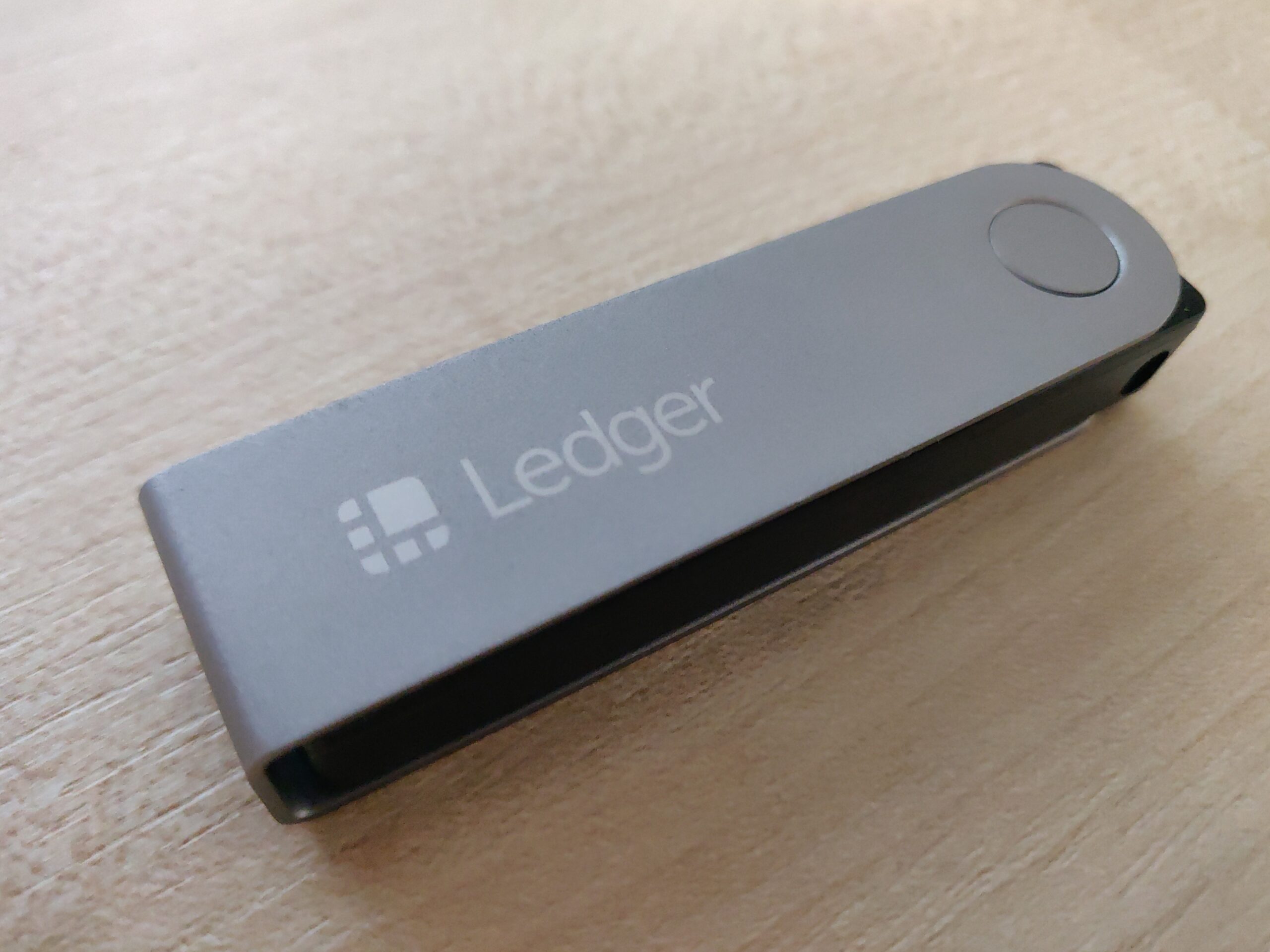 Ví lạnh Ledger Nano X kết nối máy tính